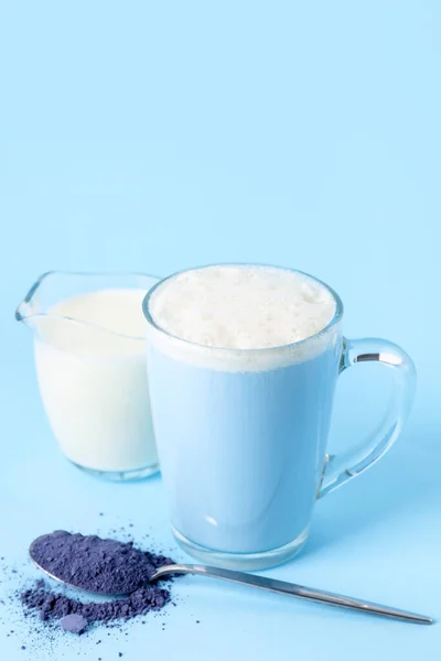 Beker Van Smakelijke Blauwe Matcha Latte Poeder Melk Kleur Achtergrond — Stockfoto