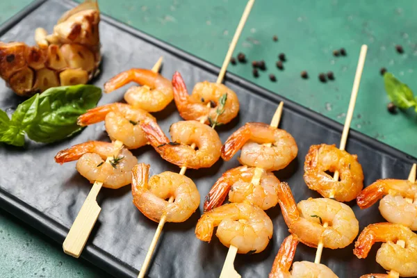 Board Grilled Shrimp Skewers Green Background Closeup — Stock Photo, Image