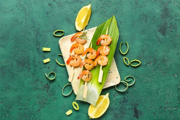 Plate Grilled Shrimp Skewers Lemon Green Background — стоковое фото