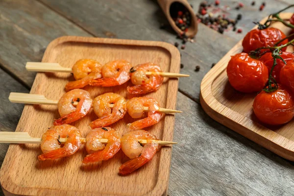 Board Tasty Grilled Shrimp Skewers Tomatoes Wooden Background — Stock Photo, Image