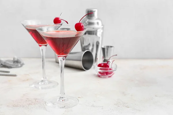 Bril Van Heerlijke Manhattan Cocktail Lichte Achtergrond — Stockfoto