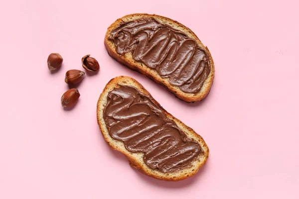 Çikolata Ezmeli Ekmek Pembe Arka Planda Fındık — Stok fotoğraf