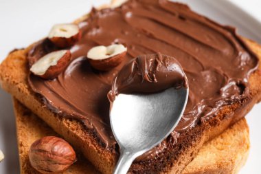 Çikolata ezmeli ekmek ve fındıklı masa, yakın plan.