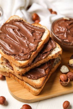 Çikolata ezmeli ve fındıklı ekmek tahtası, yakın plan.