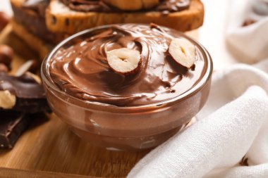 Bir kase lezzetli çikolata ezmesi ve fındık, yakın plan.