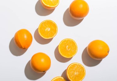 Beyaz arkaplanda taze taze kesilmiş portakallar