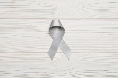 Parkinson 'un beyaz ahşap arka planda farkındalık kurdelesi