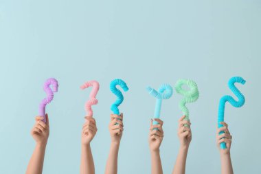 Renkli arka planda popüler pop tüpleri olan eller