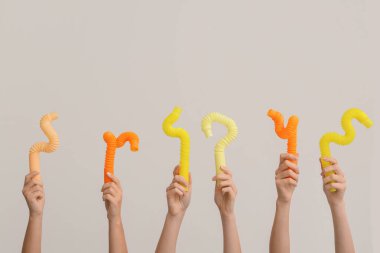 Hafif arka planda popüler pop tüpleri olan eller