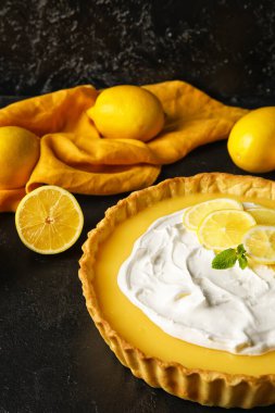 Koyu arkaplanda lezzetli limonlu tart.