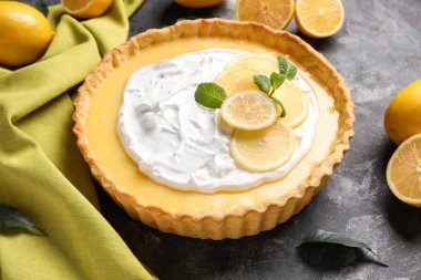 Grunge arka planında lezzetli limonlu tart.