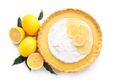 Beyaz arka planda lezzetli limonlu tart.