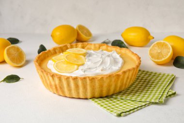 Hafif arka planda lezzetli limonlu tart.