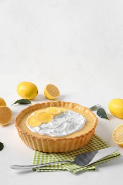 Hafif arka planda lezzetli limonlu tart.