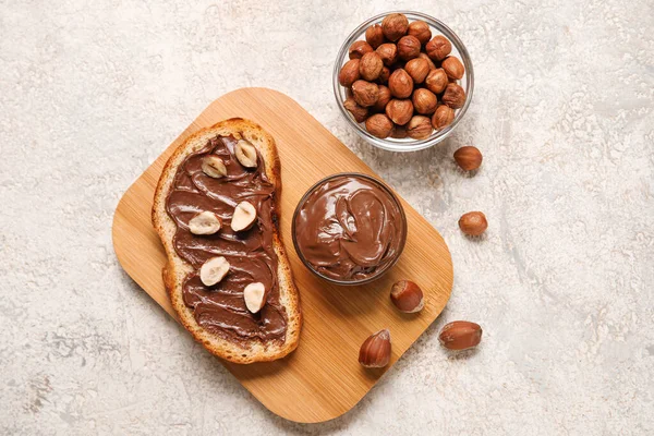 Tahta tahta tahta tahta, çikolata ezmeli ve fındıklı.