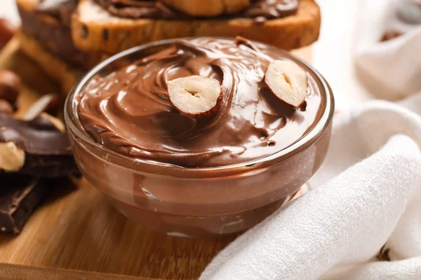 Bir kase lezzetli çikolata ezmesi ve fındık, yakın plan.