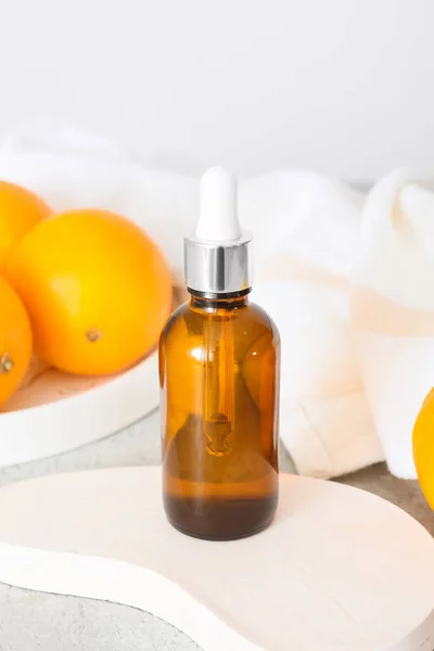 Bottle Essential Oil Fresh Oranges Light Background Closeup — Stock Photo, Image