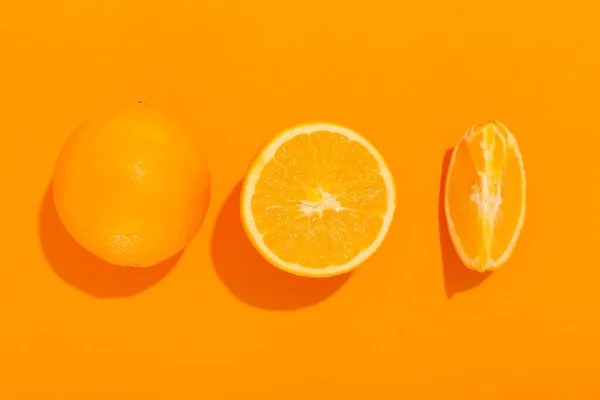 Oranges Fraîches Coupées Sur Fond Couleur — Photo
