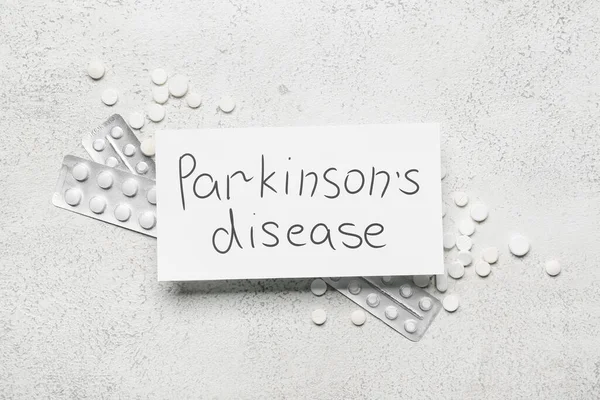 Park 'ın hastalığının yazılı olduğu kağıtlar ve grunge arkaplanda haplar.