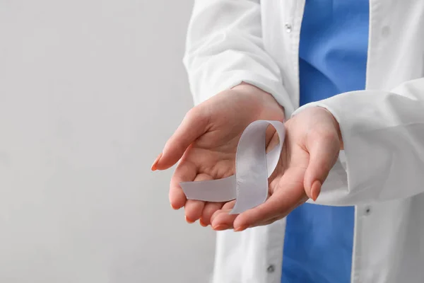 Female Doctor Parkinson Awareness Ribbon Light Background Closeup — Stockfoto