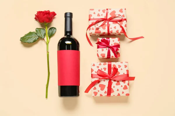 Пляшка Вина Подарунками Трояндовою Квіткою Світлому Фоні — стокове фото