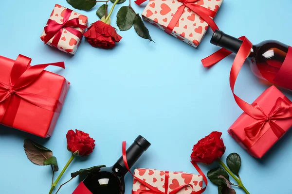 Рамка Пляшок Вина Подарунками Трояндовими Квітами Кольоровому Фоні — стокове фото