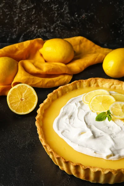 Koyu arkaplanda lezzetli limonlu tart.