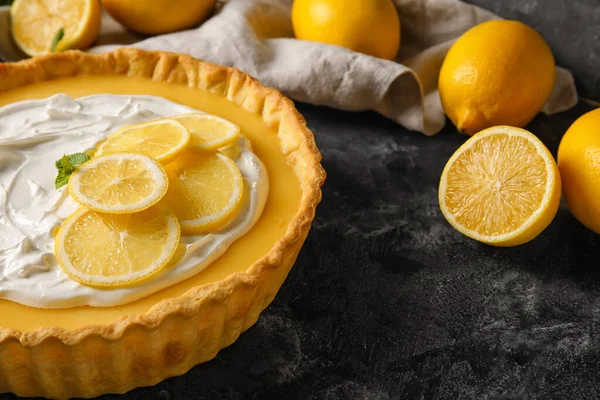 Koyu arkaplanda lezzetli limonlu tart.