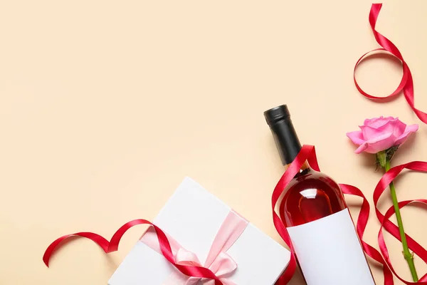Fles Wijn Met Geschenk Roos Bloem Lichte Achtergrond — Stockfoto