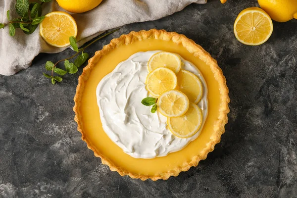 Koyu arkaplanda lezzetli limonlu tart.