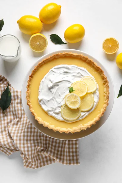 Hafif arka planda lezzetli limonlu turtayla dur.