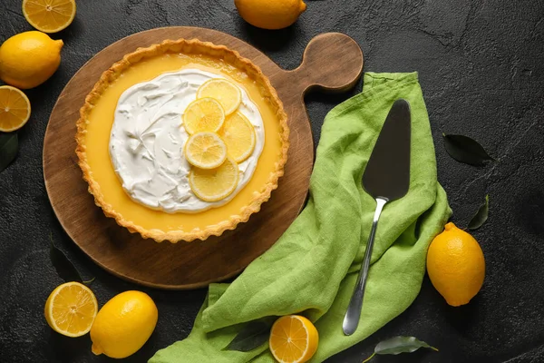 Koyu arkaplanlı lezzetli limonlu tart.