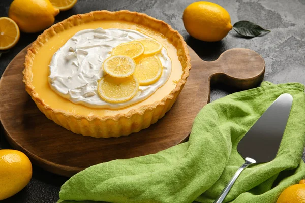 Koyu arkaplanlı lezzetli limonlu tart.