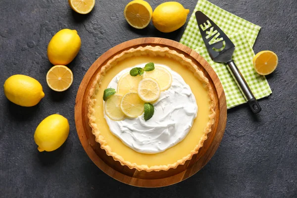 Lezzetli limonlu tartın yanında dur.