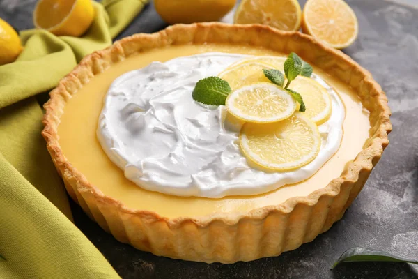 Grunge arka planında lezzetli limonlu tart.