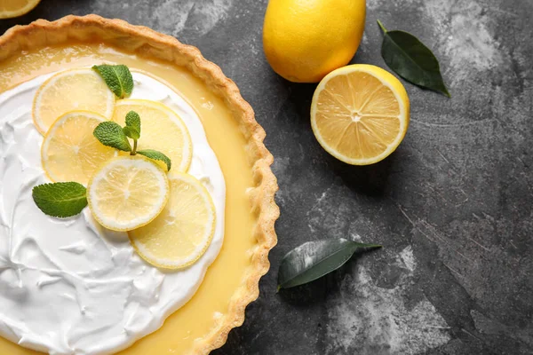 Grunge arka planında lezzetli limonlu tart.