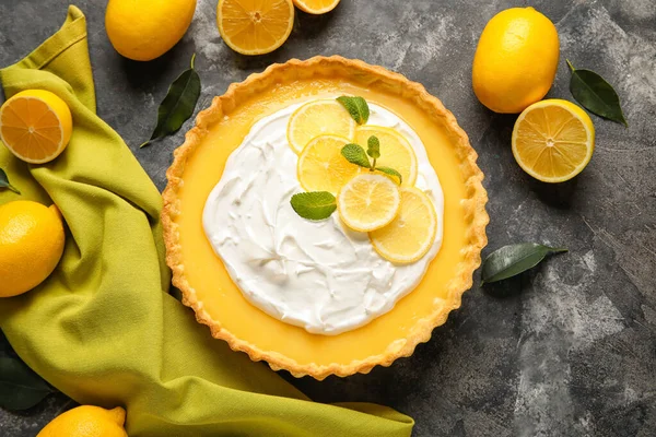 Grunge arka planında lezzetli limonlu tart.