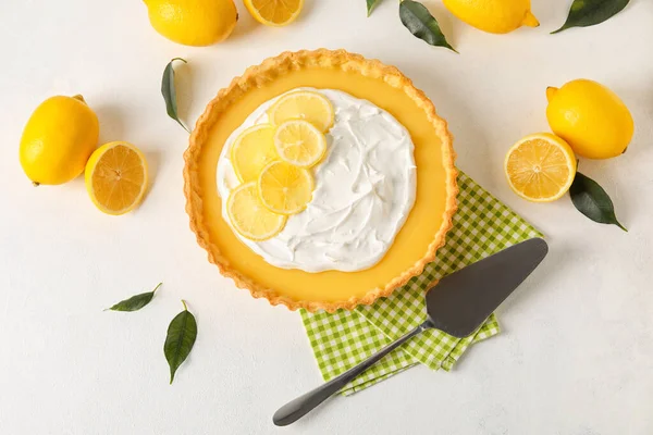 Hafif arka planda lezzetli limonlu tart.