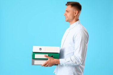 Renk arkaplanı klasörleri olan genç adam