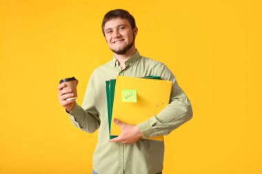 Dosyaları ve kahve rengi geçmişi olan genç bir adam.