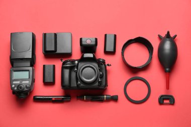 Kırmızı arka planda profesyonel fotoğrafçılar için düz ekipman