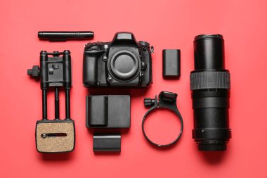 Kırmızı arka planda profesyonel fotoğrafçılar için düz ekipman