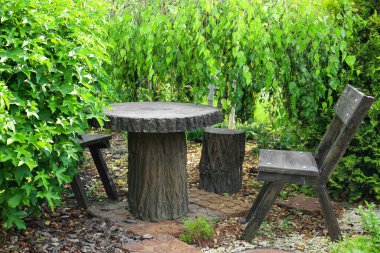 Yaz günü güzel yeşil parkta masa ve sandalyeler.