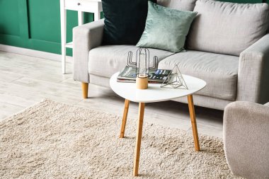 Şık bir lamba ve dergiler oturma odasında.