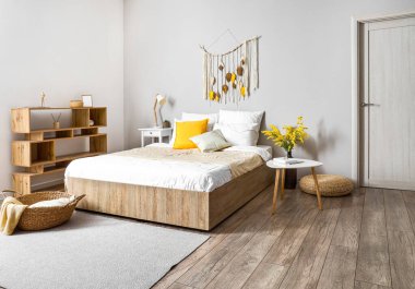 Rahat yatağı olan şık bir ışık odası.