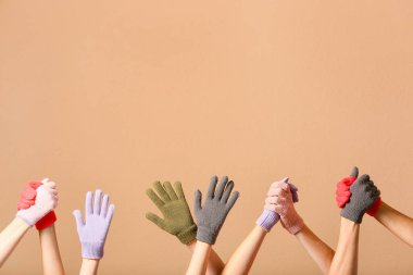 Bej arka planda sıcak eldivenli kadınlar