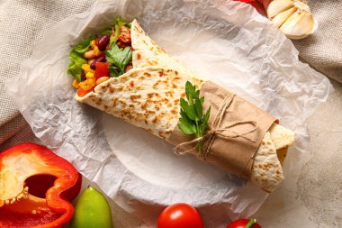 Lezzetli parşömen ve sebzeli burrito.