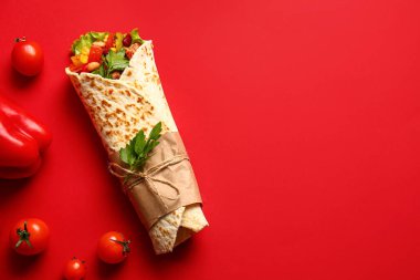 Kırmızı arka planda nefis burrito.
