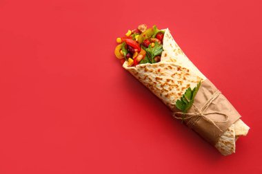 Kırmızı arka planda nefis burrito.
