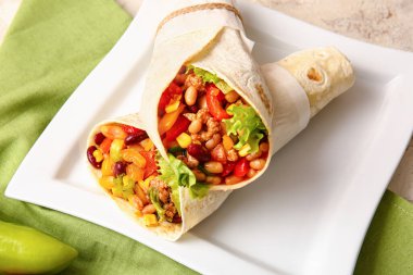 Masada leziz dürüm ve sos tabağı, yakın plan.